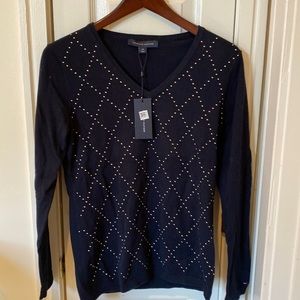 Tommy Hilfiger light weight v-neck sweater with gold accents. Small Petite